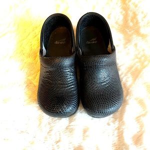Kids Sparkly Dansko clogs.
